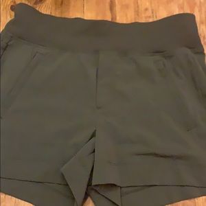 Athleta Trekkie Hiking Shorts Size 6
